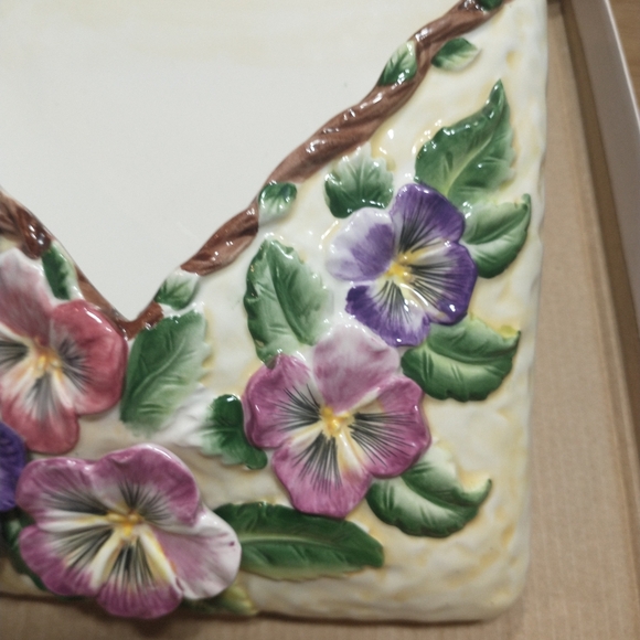 Wall Pocket Planter w/ Colorful Floral Design,  7 .75 "by 10.5 "and a 1/2" - Picture 11 of 14